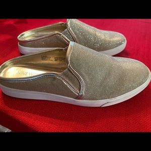 Nine West gold with little glitter size 7 1/2 slightly worn.